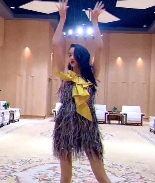 吊带裙爆料视频大全下载,性感瞬间尽收眼底 第1张 吊带裙爆料视频大全下载,性感瞬间尽收眼底 第1张